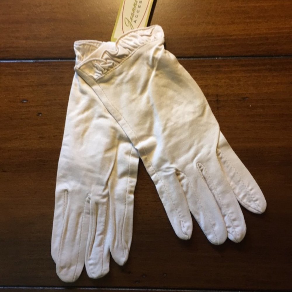 NWT Cream Vintage Style Day Gloves